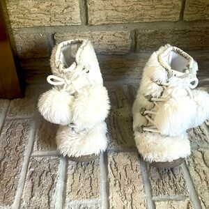 Off white fake fur boots toddler size 7
